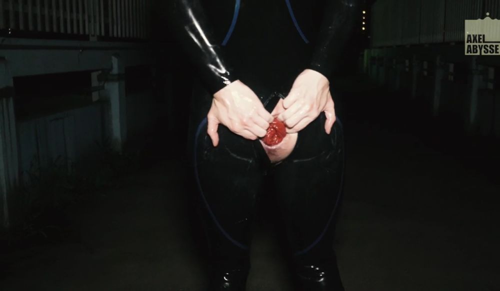 Axel Abysse - Rubber, Fisting & Piss in Public 5