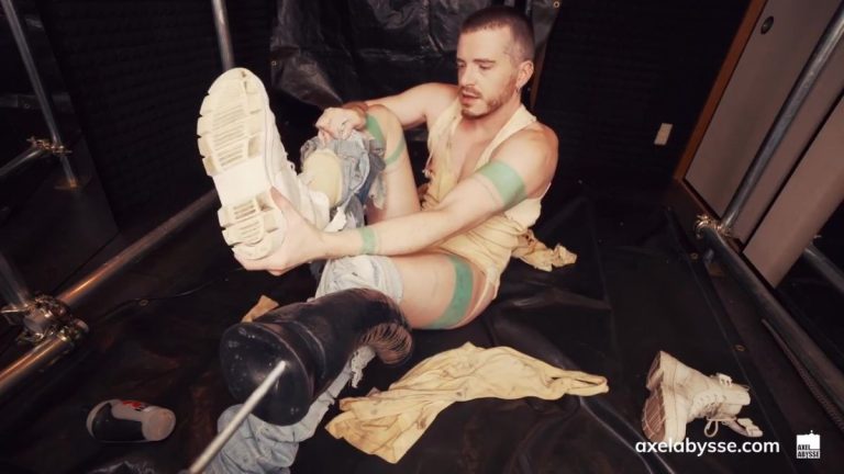 Axel Abysse Uses His New Dildo Machine
