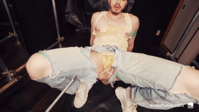 Axel Abysse Uses His New Dildo Machine