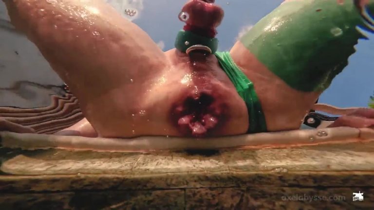 Underwater fisting with Axel Abysse
