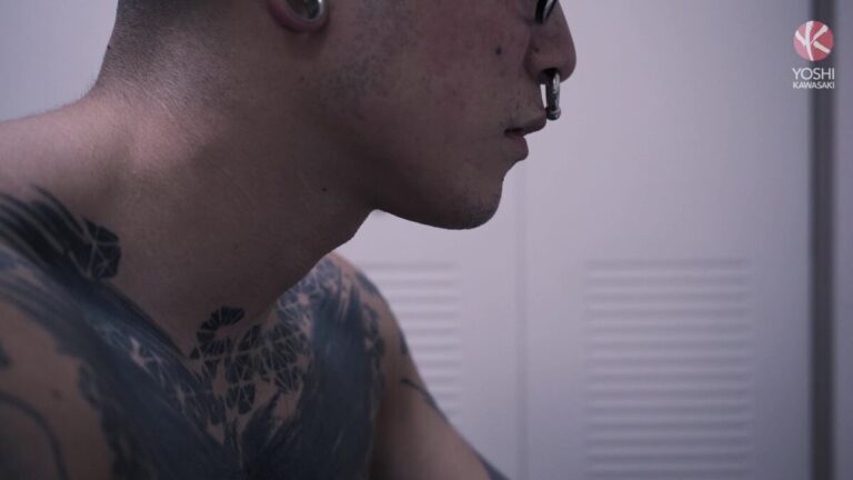 Yoshi Kawasaki pisses while stretching his hole with a dildo