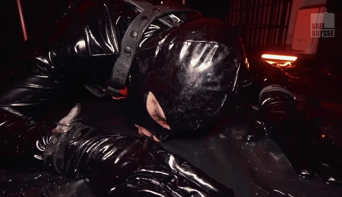 Arm Fucking: Axel Abysse Takes It From FTM Master Glitx 6