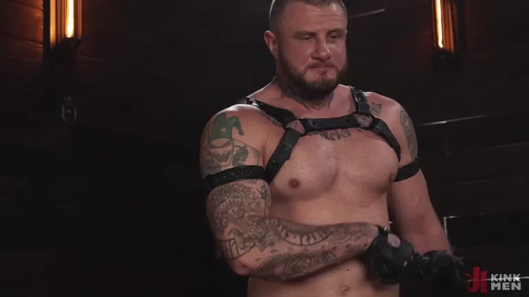 Leather Crush Daddy Introduces Evan Knoxx to BDSM 14