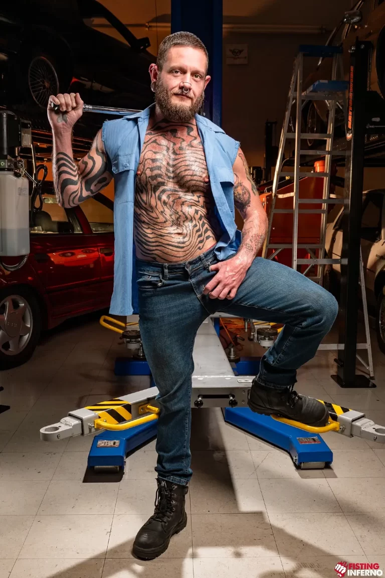 Logan Loads Makes His Fisting Debut With Baxxx in Wrecked 2