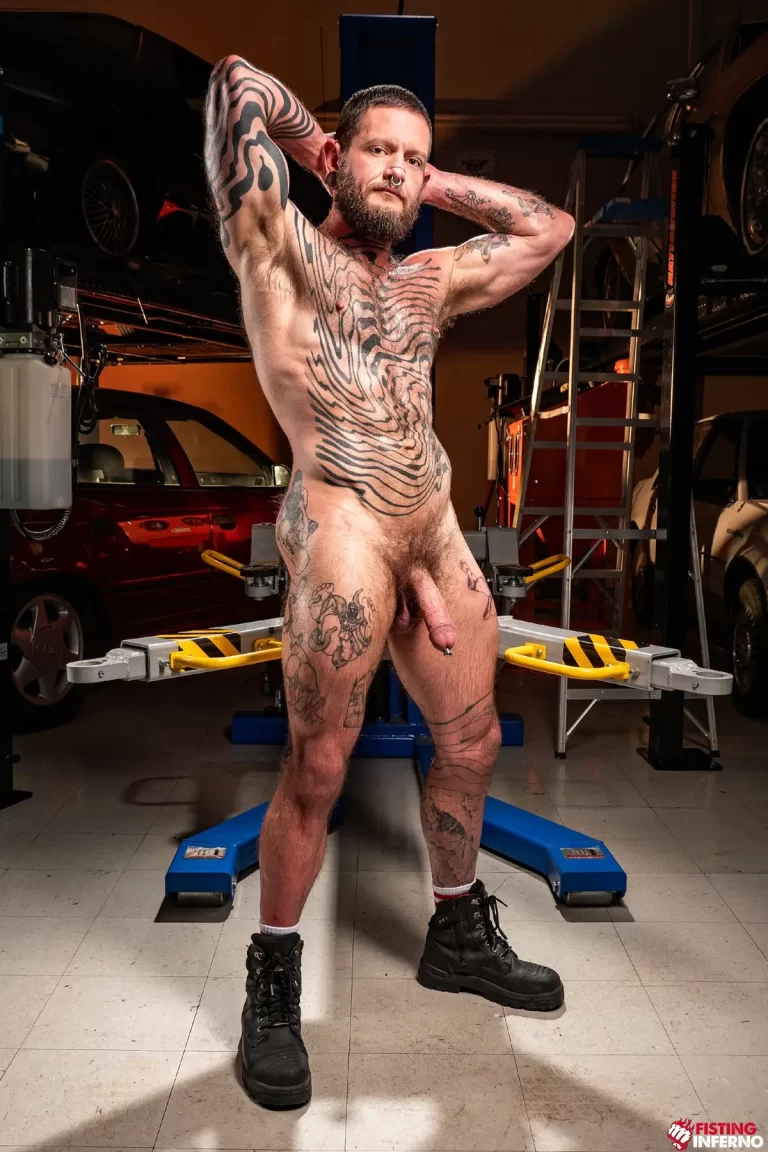 Logan Loads Makes His Fisting Debut With Baxxx in Wrecked 3